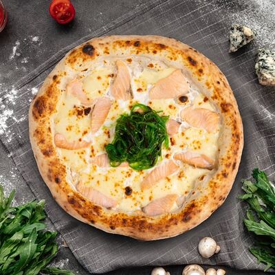 Пицца с семгой и салатом чука в Наша пицца по цене 4190 ₸