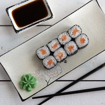 Холодный ролл Классика с лососем в 4 Лосося по цене 369