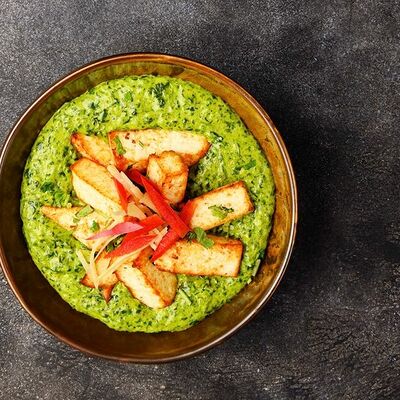 Курица с домашним сыром в соусе из шпината в Sushi & More по цене 450 ₽