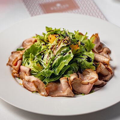 Салат с утиной грудкой конфи в Romano по цене 990 ₽
