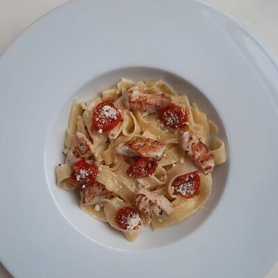 Фетучини с лососем и томатами черри в ГастроБаланс по цене 699 ₽