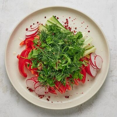 Ассорти из свежих овощей и зелени в Merzen по цене 590 ₽