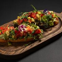 Брускетта с авокадо и томатами в Репаст