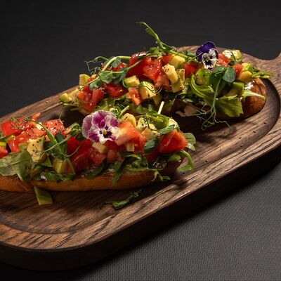 Брускетта с авокадо и томатами в Репаст по цене 650 ₽