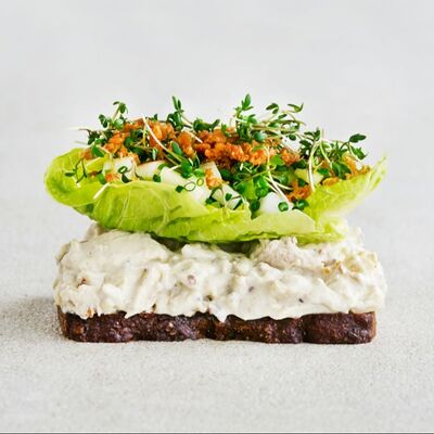 Бутерброд с куриным салатом в Рыбку съесть по цене 279 ₽