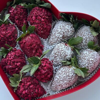 Клубника в шоколаде, набор сердцев Sweetmiddle.chocolate по цене 3150 ₽