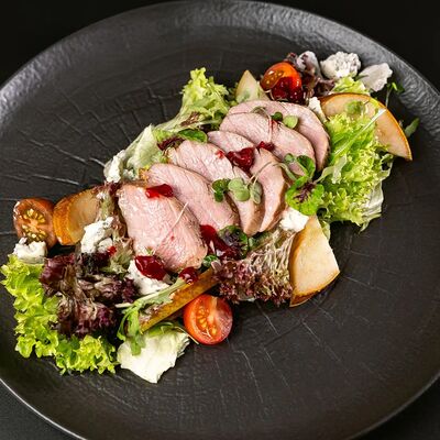 Салат с утиной грудкой и грушейв Luna lounge по цене 959 ₽