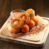 Сырные шарики с луковыми кольцами в Craft Lab Cafe
