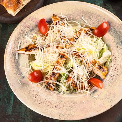 Цезарь с курицей в MARMARIS RESTAURANT по цене 1100 ₽