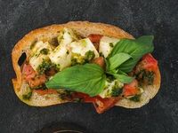 Брускетта с томатом и моцареллой в Mojo