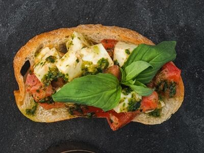 Брускетта с томатом и моцареллой в Mojo по цене 200