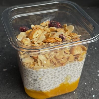 Чиа-пуддинг с гранолой и манго-маракуйей в Диалог по цене 349 ₽