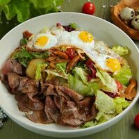 Салат с ростбифом в Bistro Оstro