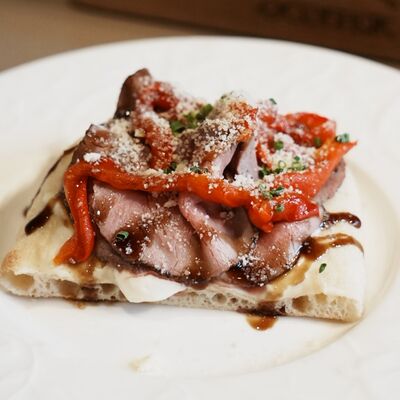 Брускетта на римской лепешке с ростбифом, печеными перцами и кремом из пармезана в Особняк по цене 470 ₽