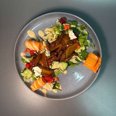 Салат с говядиной, грушей, и сыром в Парнас по цене 630 ₽