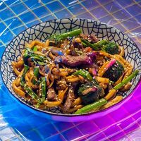 Лапша с говядиной, брокколи и грибами в устричном соусев Gojira ramen