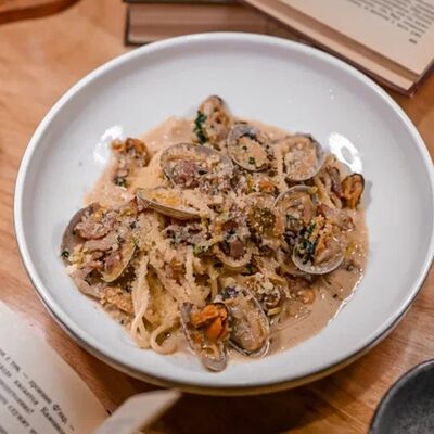 Спагетти с вонголе и беконом в Библиотека по цене 720 ₽