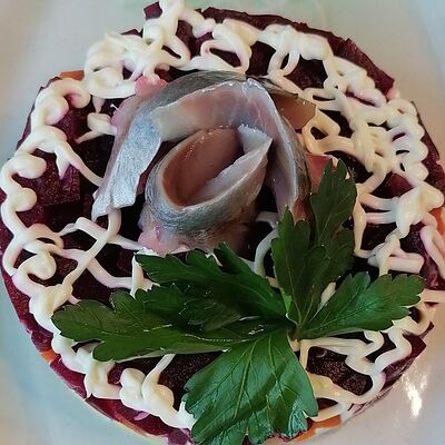 Салат Сельдь под шубой в Вкусное место по цене 200 ₽