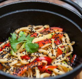 Самодельная лапша удон с курицей в Рецептор по цене 510 ₽