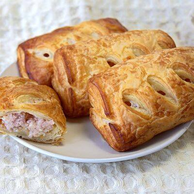 Слойка с ветчиной и сыром в Хлебница по цене 93 ₽