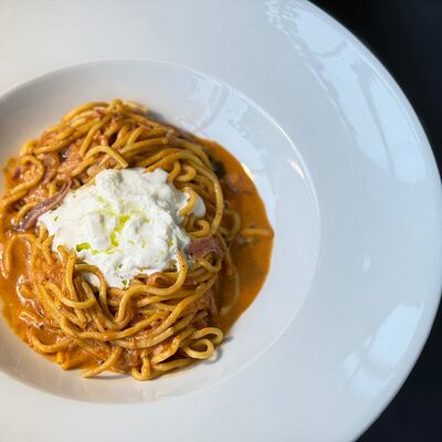 Спагетти Маринара со страчателлойв Pellegrino по цене 645 ₽