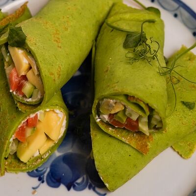 Шпинатные блины с лососемв Муси по цене 660 ₽