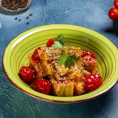 Салат с хрустящими баклажанами и томатами Ким Чи в Фиеста по цене 600 ₽