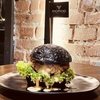 Фирменный бургер Momoo Спешл в Momoo