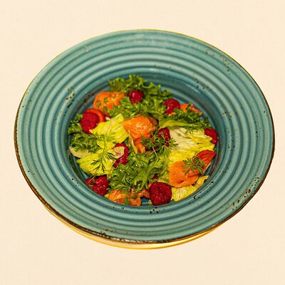 Салат с форелью в Zavarka coffee по цене 585 ₽