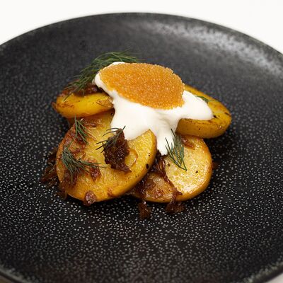Жареный картофель с копченой сметаной и икрой щуки в Per Se по цене 1050 ₽