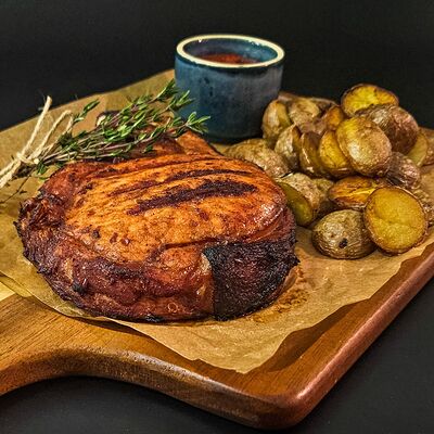 Корейка на косточке с молодым картофелем и аджикой в Байский по цене 1020 ₽