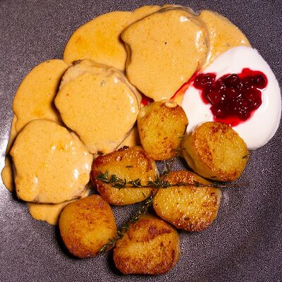 Свинина в соусе свичкова с печеным кнедликом в Кнедлик по цене 660 ₽