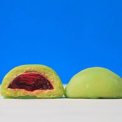 Моти Фисташка-вишня в Русалочка любит суши по цене 330 ₽