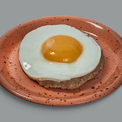 Бифштекс из курицы с яйцом в Лукоморье по цене 345 ₽