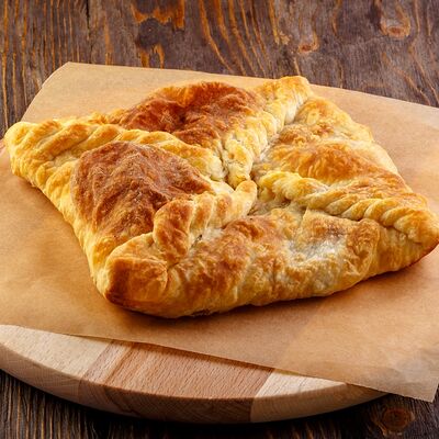 Кубдари с мясом из слоеного теста в У Ханумы по цене 530 ₽