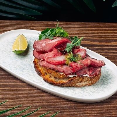 Брускетта с ростбифом, гуакамоле и лаймом в Хочу и буду по цене 435 ₽