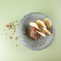 Тартар из пиканьи с трюфельным сыром и пшеничными чипсами в Пиццерия Помидор