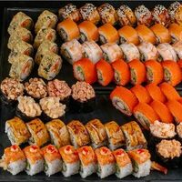 Сет роллов на компанию в Wok café