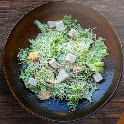 Цезарь с курицей в City club по цене 680 ₽