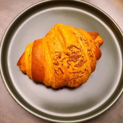 Круассан с сыром и ветчиной в Мемфис кафе по цене 160 ₽