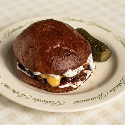 Френч-бургер с говядиной, карамелизированным луком в Bshushu по цене 1090 ₽