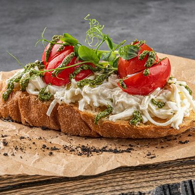 Брускетта с томатами и моцареллой в Duran Bar & Grill по цене 175