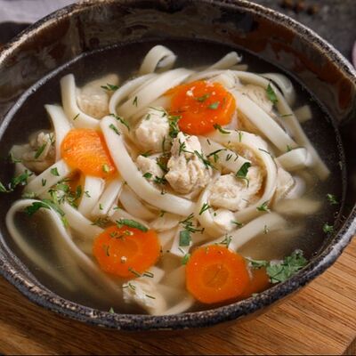 Куриный суп с лапшой и филе цыплёнка в Охота на Енота по цене 390 ₽