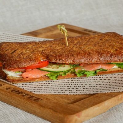 Сэндвич с лососем в Тревеллерс кофе по цене 459 ₽