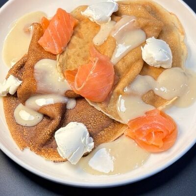Блины с форелью, творожным сыром и ореховым соусом в Немузей по цене 590 ₽