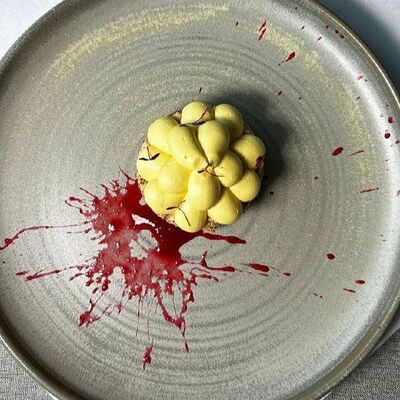Миндальный дакуаз с малиной и манговым кремом в Веранда по цене 350