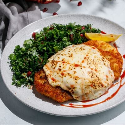 Куриный шницель с моцареллой и томатным соусом в Пряности & Радости на Васильевском по цене 590