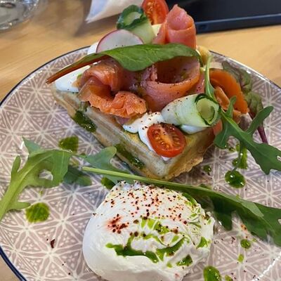 Вафля с форелью, микс салатом, яйцом пашот и сыром пармезанв Общепит по цене 590 ₽