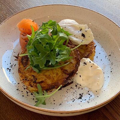 Хашбрауны с лососем и пашот в ILZI по цене 600 ₽