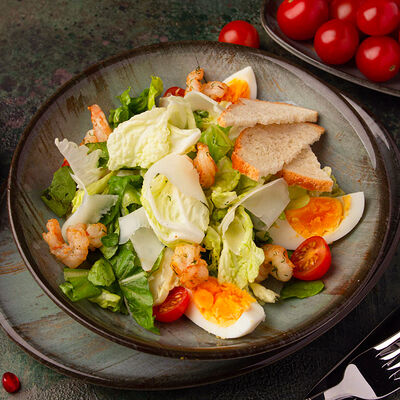 Салат Цезарь с креветкой в Елки Холл по цене 649 ₽